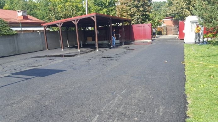 Asfaltare Curte in Voluntari si verificarea pantei de scurgere cu apa1