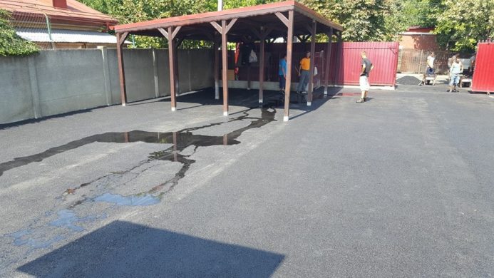 Asfaltare Curte in Voluntari si verificarea pantei de scurgere cu apa3