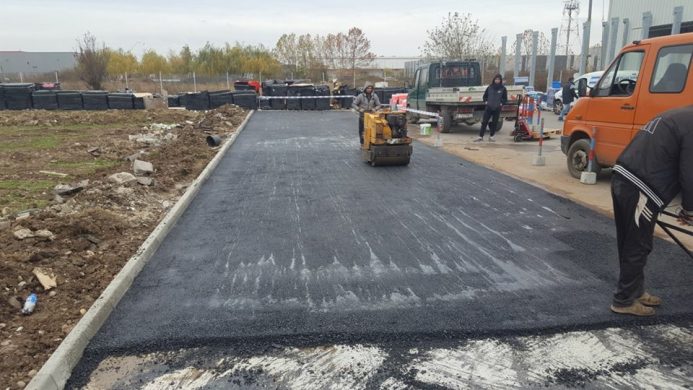 Asfaltare Curte si Montare Borduri la Bardi Auto2