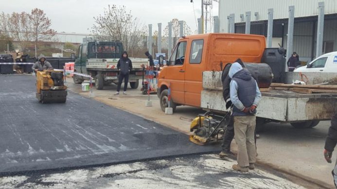 Asfaltare Curte si Montare Borduri la Bardi Auto5